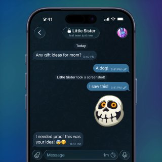 Тёмная тема интерфейса Telegram: экран чата с стикером и перепиской, демонстрирующий обновлённый дизайн и визуальные акценты приложения.