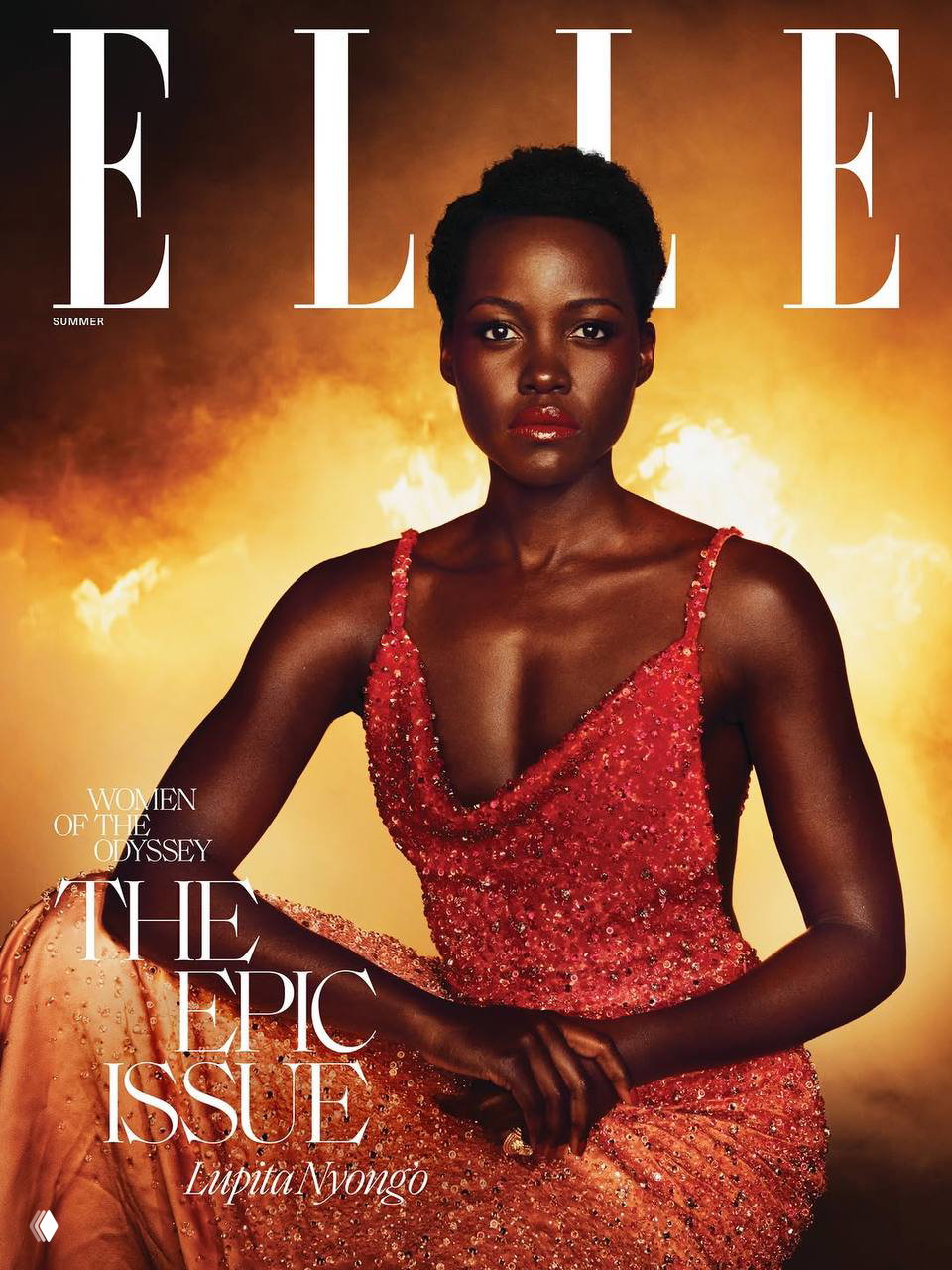 Лупита Нионго на обложке ELLE в ярком освещении на фоне огня: элегантный портрет с кинематографическим, театральным настроением.