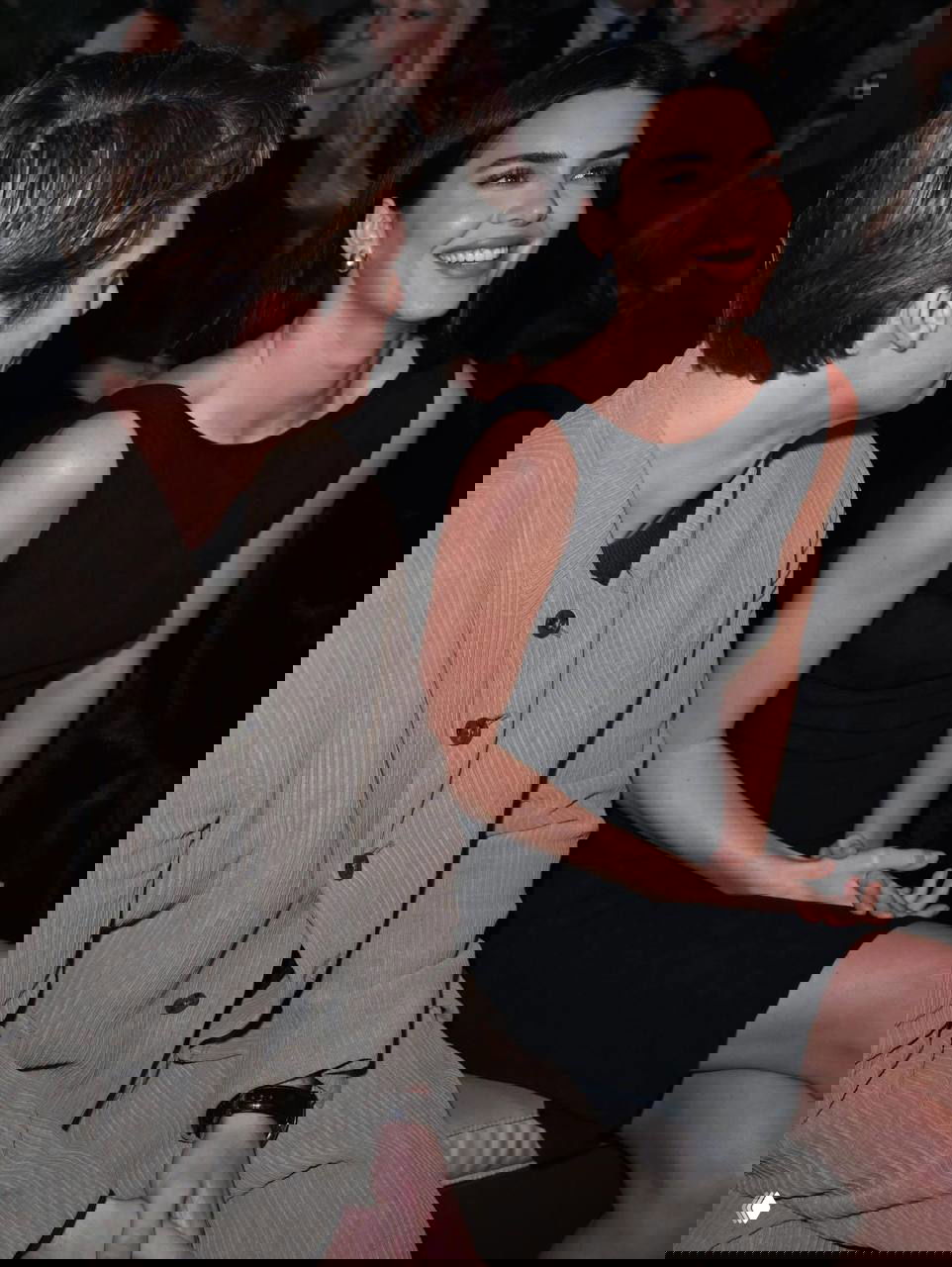 Кендалл Дженнер улыбается в чёрном платье, снята в зале рядом с Николасом Галициным во время показа Emporio Armani.