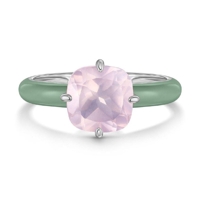 Кольцо из серебра с крупным светло-розовым кварцем и эмалевым зелёным ободком, вид крупным планом на белом фоне.