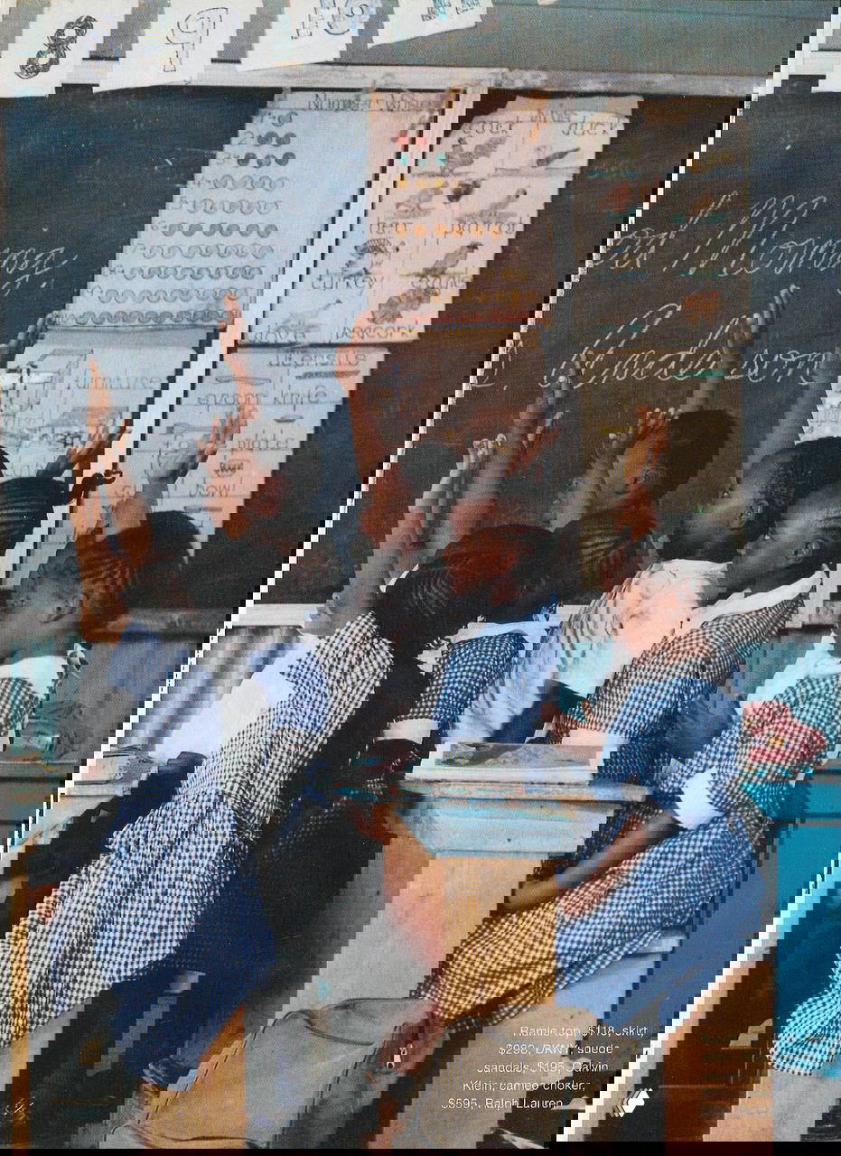 Группа школьников в униформе поднимает руки во время урока: документальный кадр в рамках фотосессии с акцентом на детство и школу.