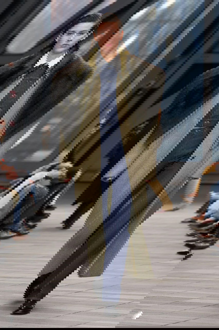 Длинное пальто с широким меховым воротником поверх джинсового комбинезона — сочетание классики и денима в новой коллекции Calvin Klein от Вероники Леони.