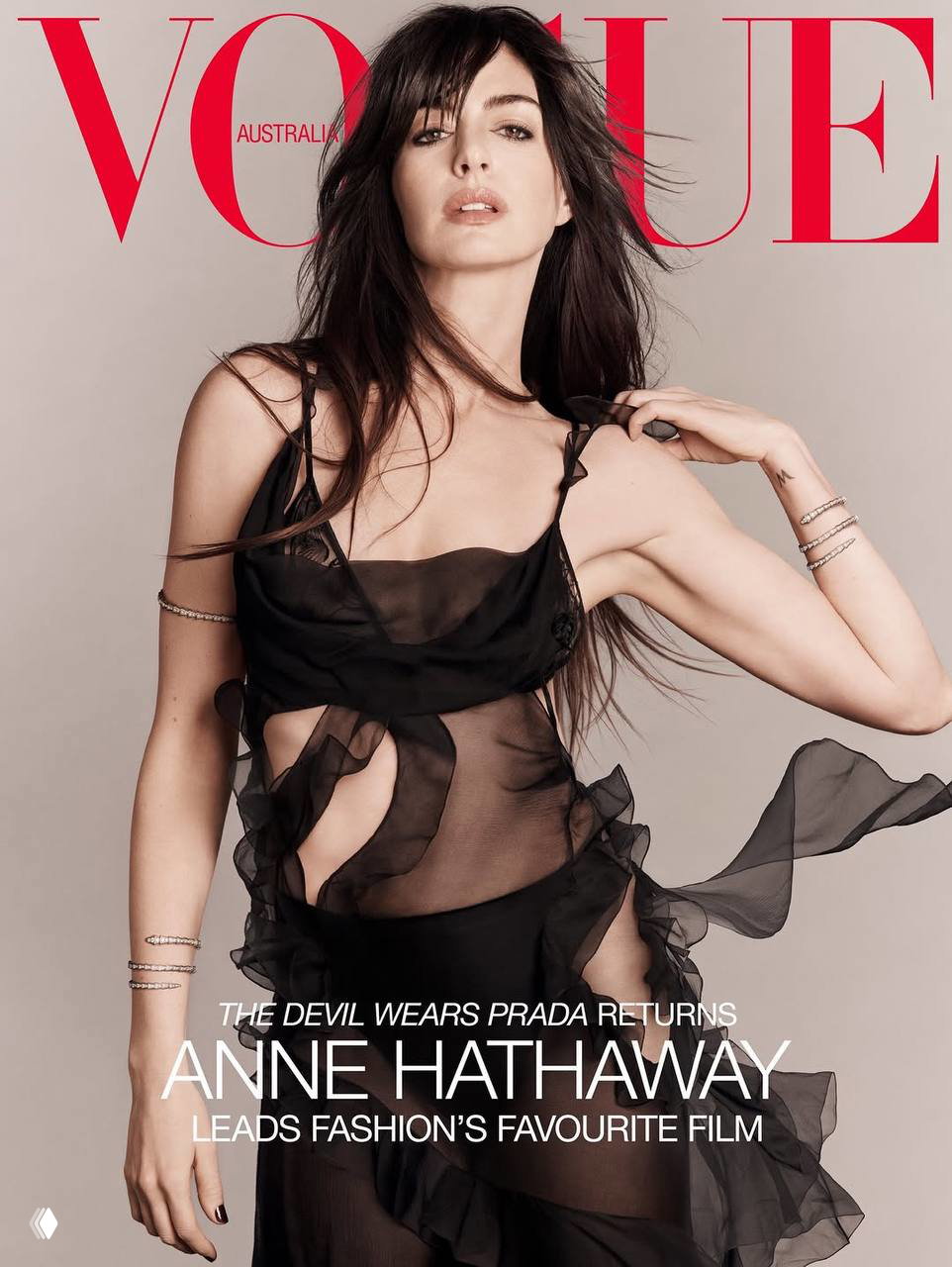Обложка Vogue Australia с Энн Хэтэуэй в прозрачном черном платье: крупный план, логотип Vogue на фоне и гламурная стилизация съемки.