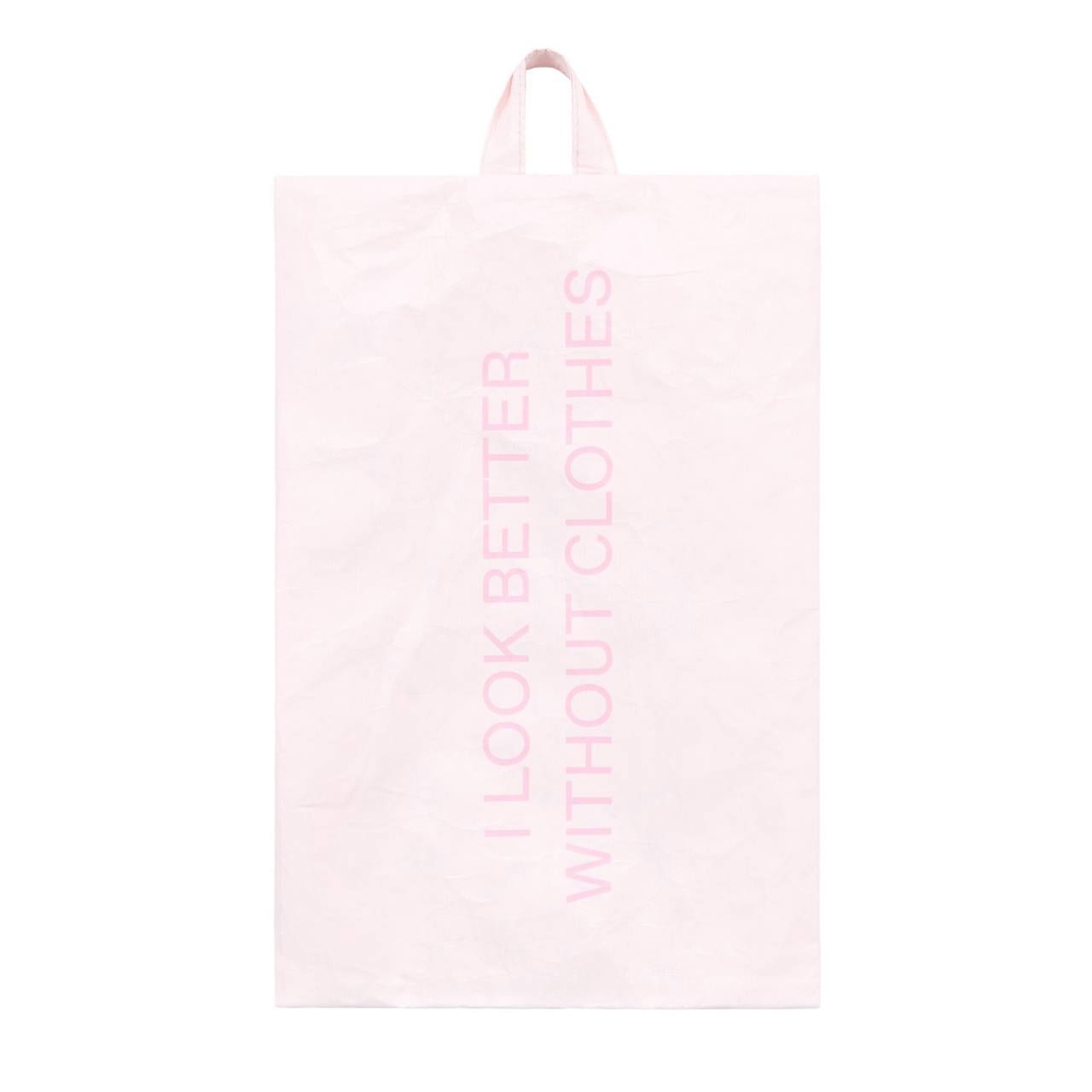 Сумка светло-розового оттенка бренда IRNBY на белом фоне, вид спереди с короткой ручкой и лаконичным дизайном.