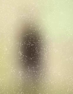 Размытый портрет Деми Мур с зернистым фильтром; кадр иллюстрирует её заметное преображение для показа Gucci.