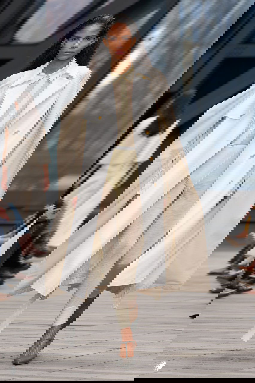 Светлый плащ над прозрачным трикотажным комплектом: сочетание лёгкости и практичности в повседневных образах новой коллекции Calvin Klein.