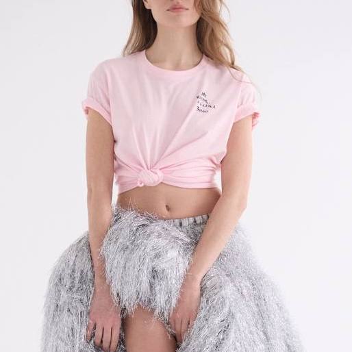 Розовая футболка из коллекции AsD shop, снимок на модели по пояс, лёгкая повседневная вещь с нейтральным кроем.