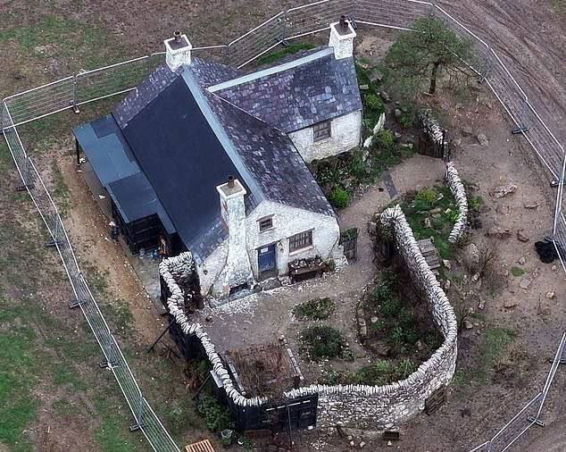 Вид сверху на каменный дом с оградой и дорожками — одна из деревенских постановочных локаций съёмок в Хартфордшире.