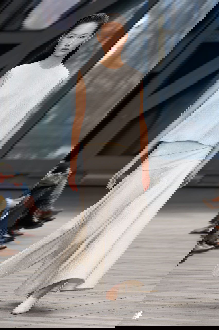 Светлый двухслойный комплект с юбкой в расклешённом крое — плавные линии и текстура ткани подчёркивают лаконичность коллекции Calvin Klein.