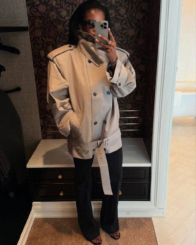 Селфи в зеркале: бежевый укороченный тренч с высоким воротом, пояс и затемнённые очки, образ с акцентом на воротник-стойку и классический низ.