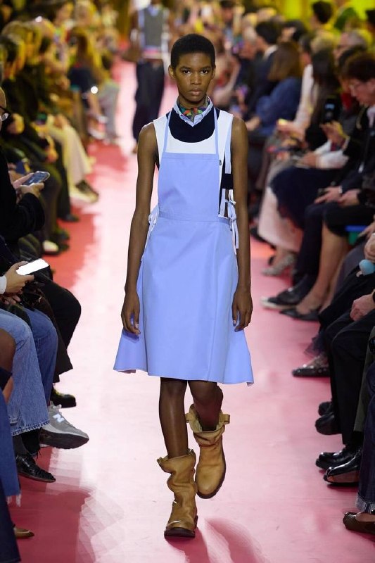 Небесно‑голубое платье Miu Miu на подиуме: чистый пастельный тон, лаконичный крой и акцент на лёгкость и воздушность летнего образа.