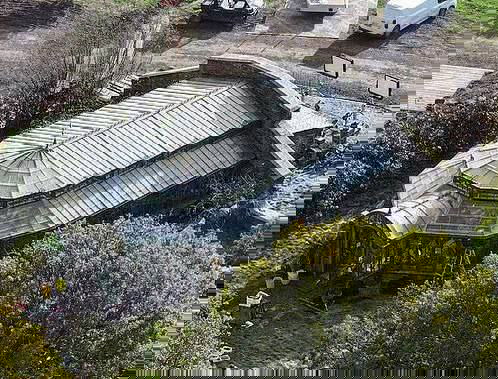 Павильон с большой стеклянной крышей и окружающей растительностью — часть культовой локации, почти готовая к съёмкам сериала.