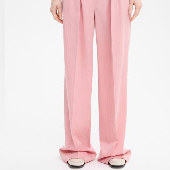 Розовые брюки Lesya Nebo прямого кроя на модели, фото подчёркивает длину и драпировку ткани в стильном образе.