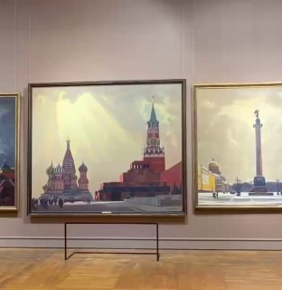 Ряд музейных картин на стене с видами Москвы в рамах; нейтральный зал галереи и подписи у экспонатов внизу.