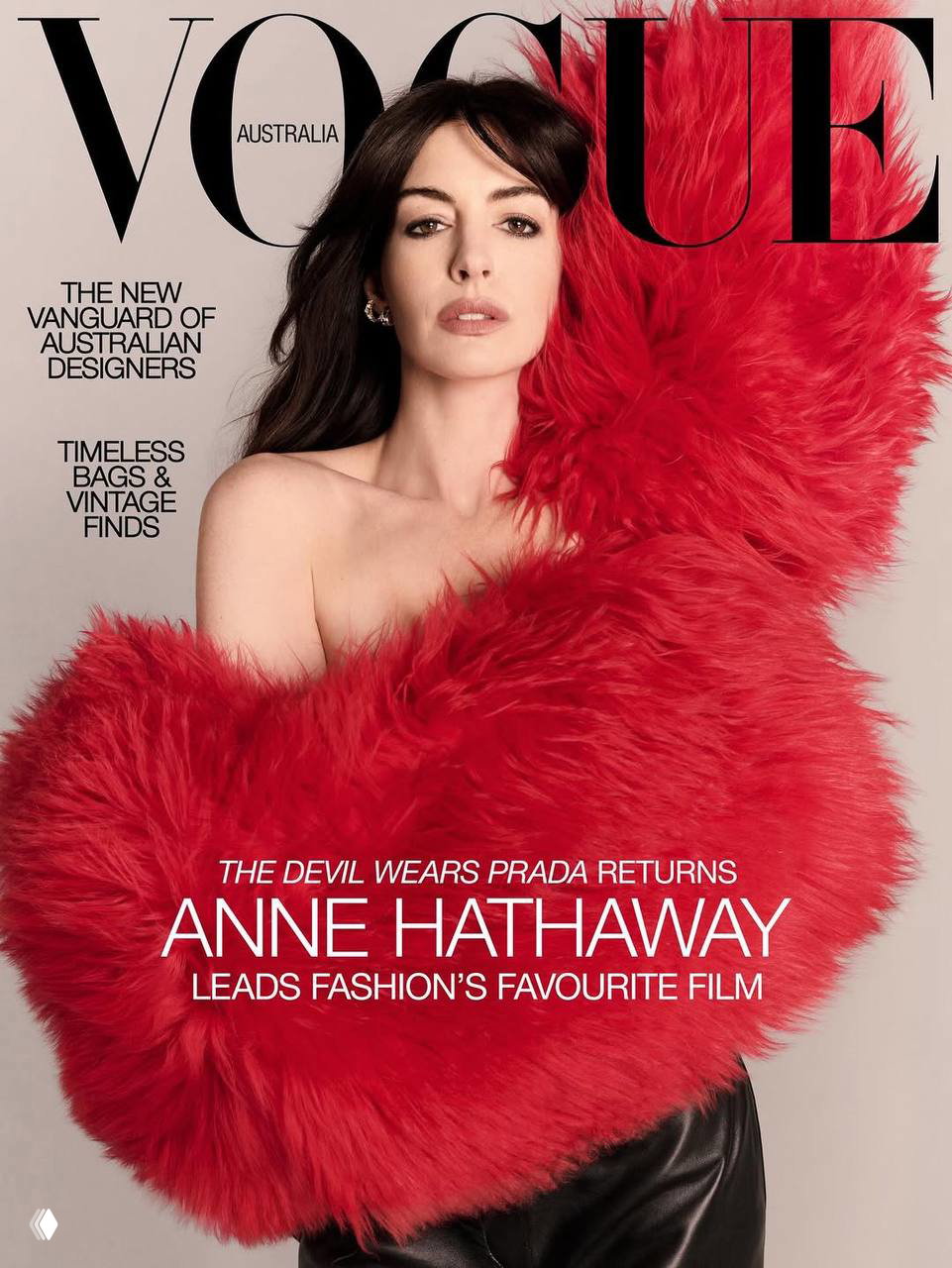 Другой вариант обложки Vogue Australia: Энн Хэтэуэй в красной пуховой накидке, крупный кадр с логотипом журнала и заголовком съемки на фоне.