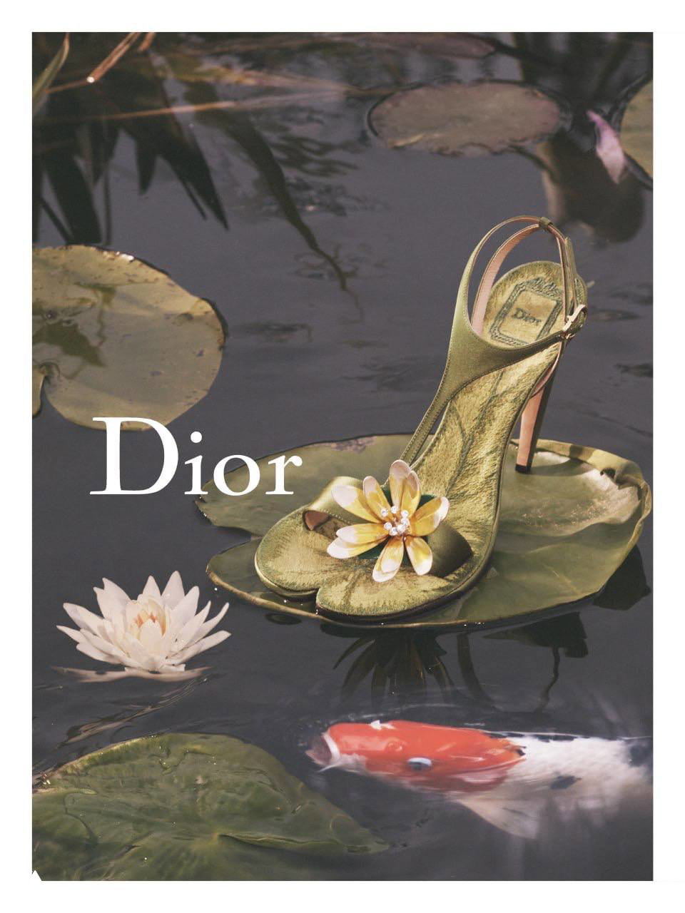 Кадр кампейна Dior: женственные образы и аксессуары на фоне зелёных лужаек, передача настроения коллекции осень‑зима 2026/27 в съёмке Дэвида Симса.