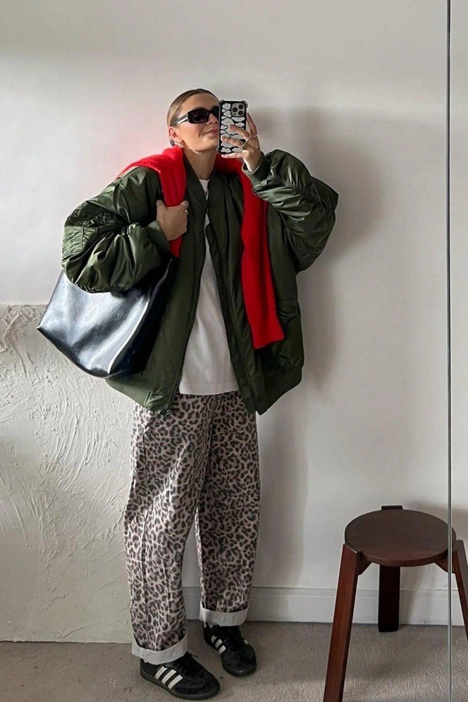 Зеркальное селфи: оверсайз зелёная куртка, ярко-красный шарф и леопардовые брюки — сочетание фактур и акцентов в холодный сезон.