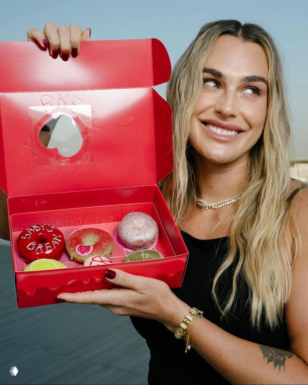 Фото Арины Соболенко в Дубае с First&Red