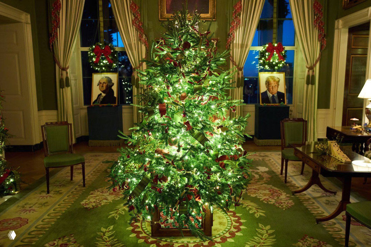Украшенная ёлка в одной из комнат Белого дома на фоне портретов (включая исторические портреты), интерьер дополнен гирляндами и ленточными украшениями.