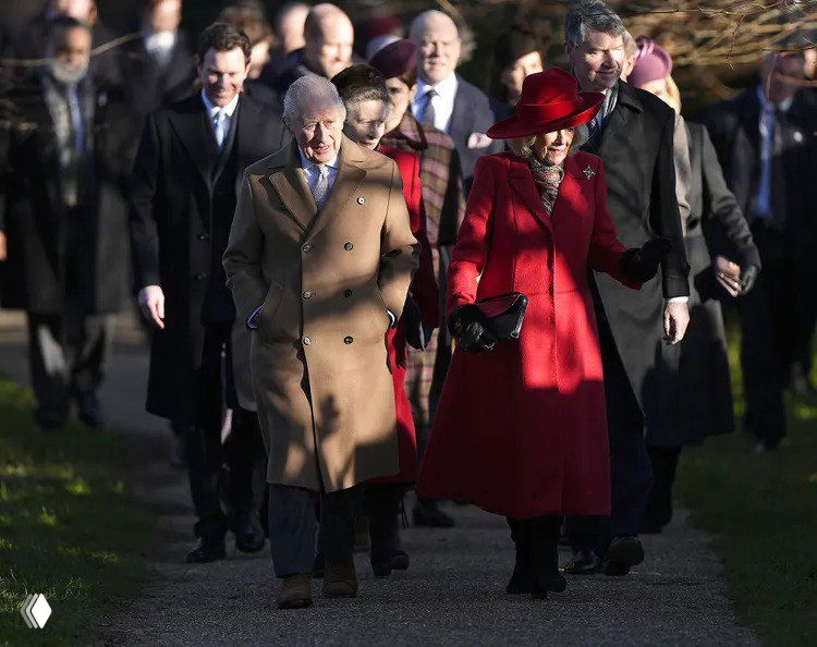 Королева Камилла в алом пальто на рождественской службе