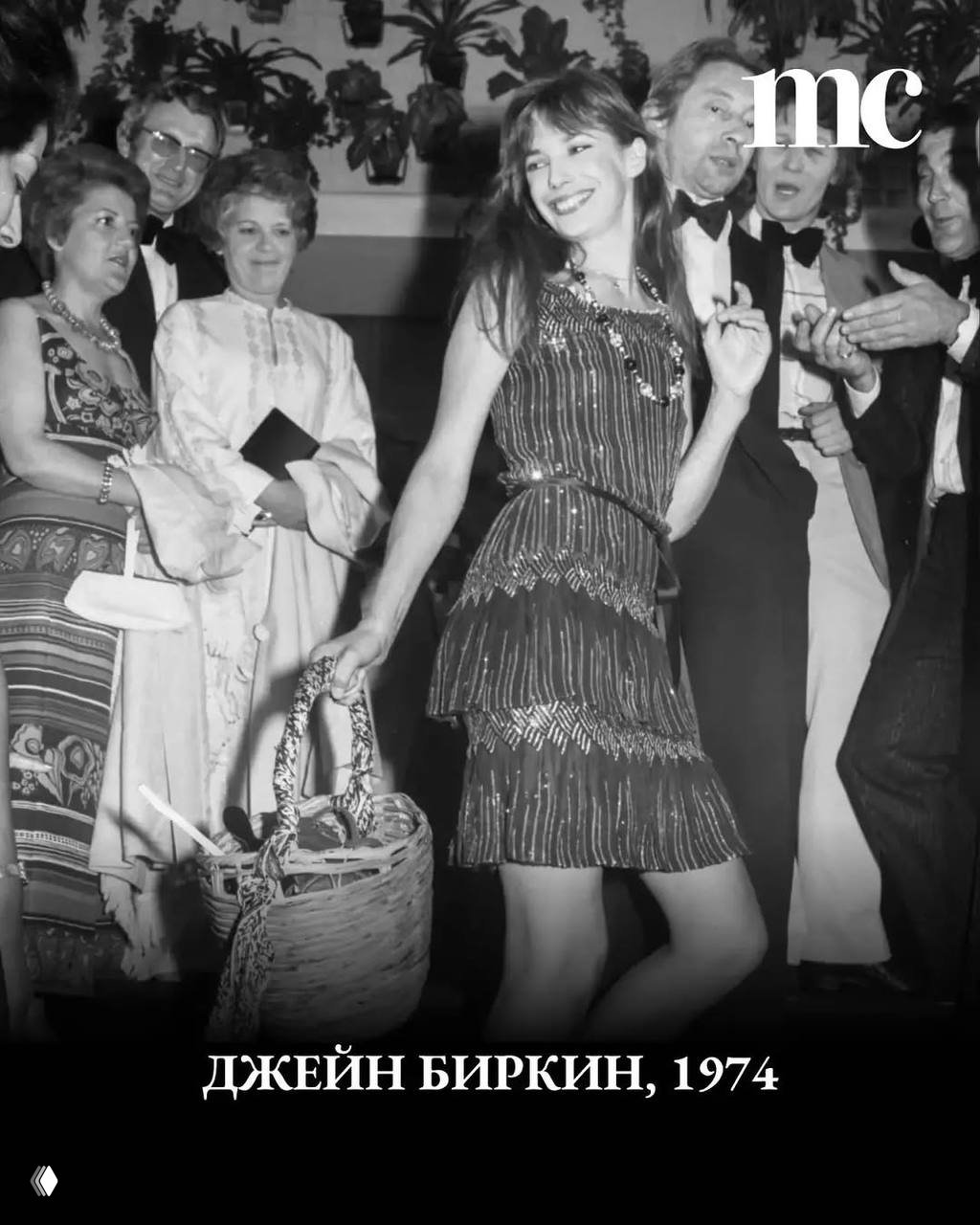 Чёрно‑белая фотография Джейн Биркин в легкой кокетливой одежде на Каннском фестивале — кадр 1974 года, подчёркивающий свободный стиль эпохи.