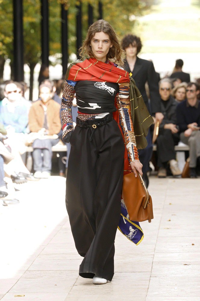 Шёлковые платки — главный аксессуар 2026