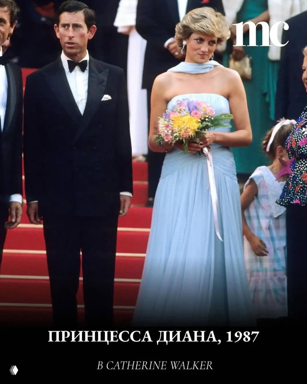 Цветная фотография принцессы Дианы в светлом вечернем платье на красной дорожке Каннского фестиваля, образ от Catherine Walker, 1987.