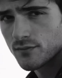 Крупный фрагмент лица Джейкоба Элорди из видеонарезки фотосессии VMAN 2020 — близкий план, нейтральное выражение и нюанс настроения.