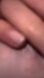 Крупный план пальцев с нюдовым маникюром и тонким блестящим акцентом у кончиков; изображение слегка размазано, акцент на текстуре.