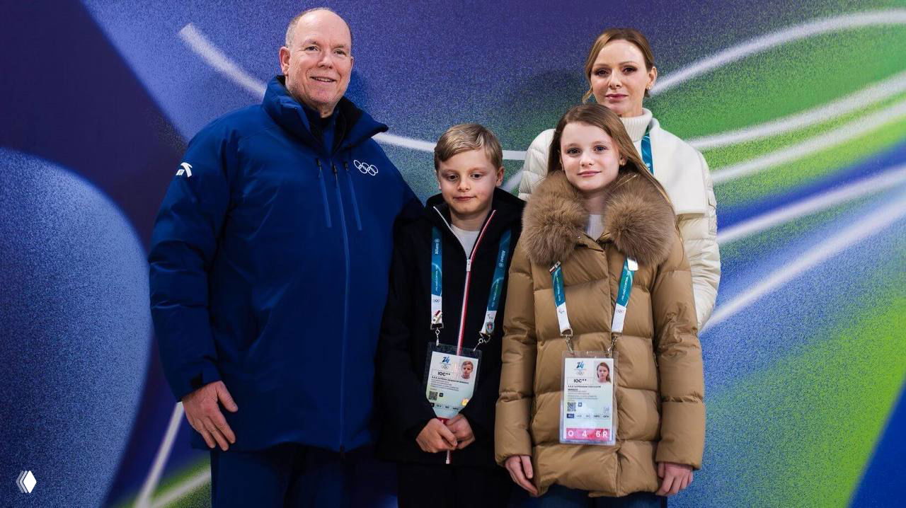 Семейный портрет: князь Альбер II, принц Жак, принцесса Габриэлла и княгиня Шарлен позируют вместе на фоне оформления Олимпийских игр.