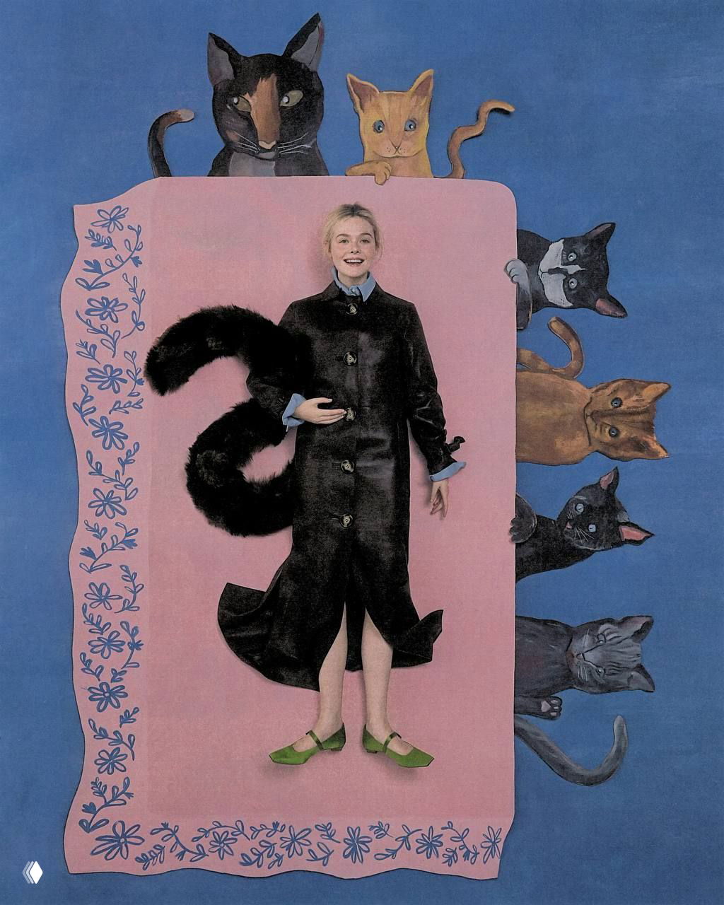 Эль Фаннинг стоит на розовом коврике на синем фоне, вокруг нарисованные коты — игровая, мультяшная постановка для глянца.