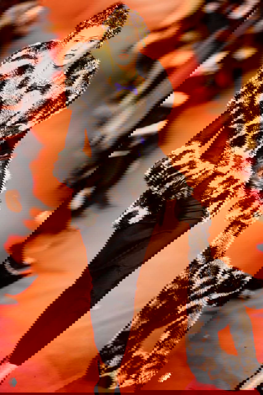 Модель в чёрно-белом меховом воротнике и строгом платье выходит по красной дорожке на показе Vivienne Westwood осень 1993.