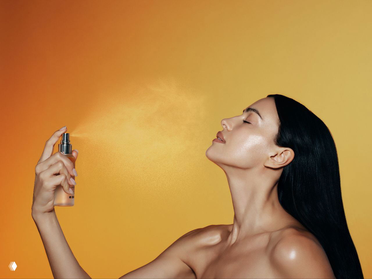 Портрет Ирины Шейк на золотистом фоне: модель распыляет продукт d'Alba, кожа заметно сияет — рекламная съёмка с эффектом светящегося тона.