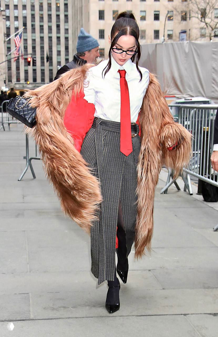 Стайлтрик с галстуком от Дав Камерон