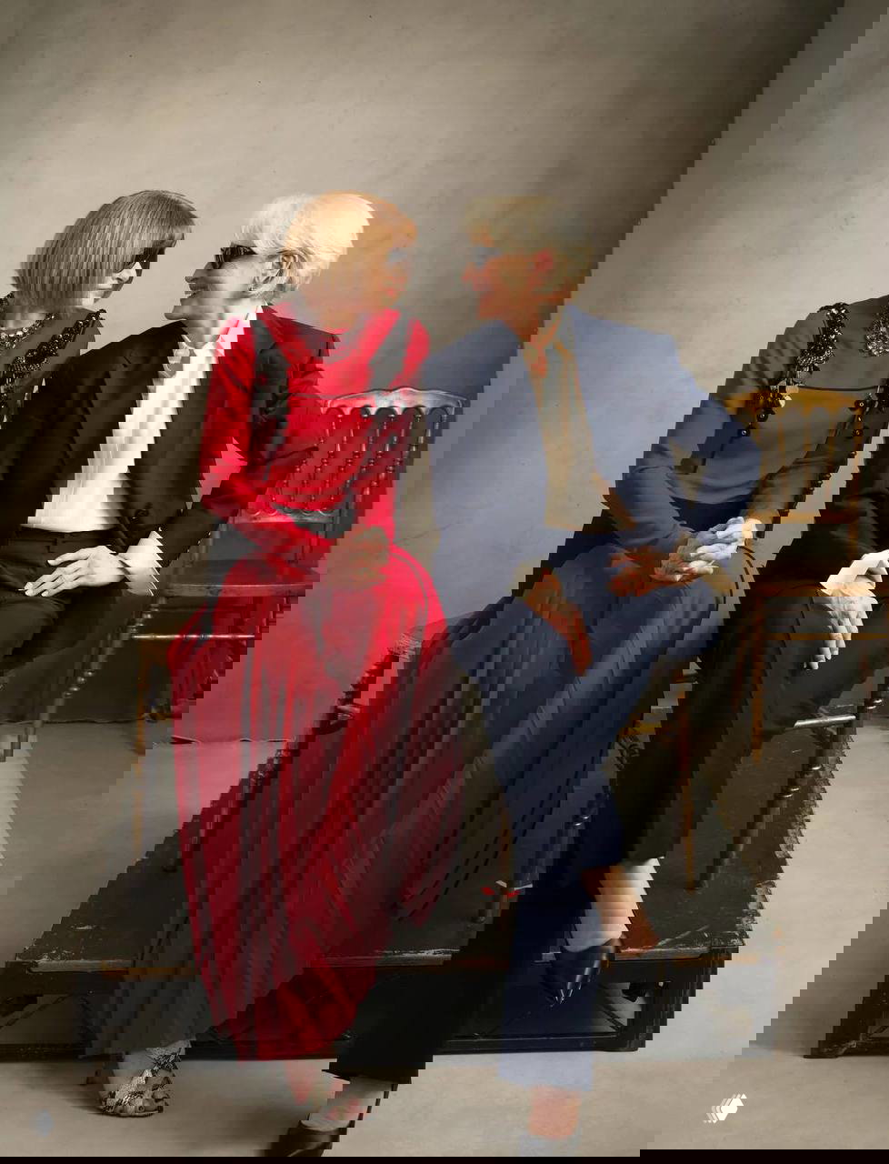 Студийный кадр: Анна Винтур и Мэрил Стрип улыбаются друг другу на платформе — роскошное платье и мужской костюм в одном кадре