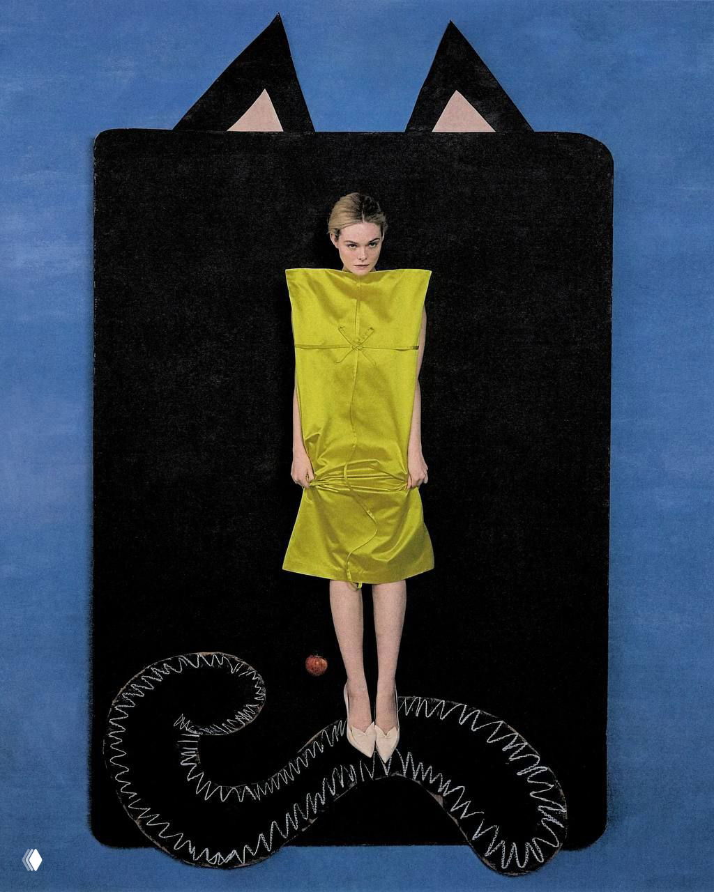 Эль Фаннинг в ярком жёлтом платье на чёрном фоне с декоративным хвостом и графическими элементами — сюрреалистичный фэшн-кадр.