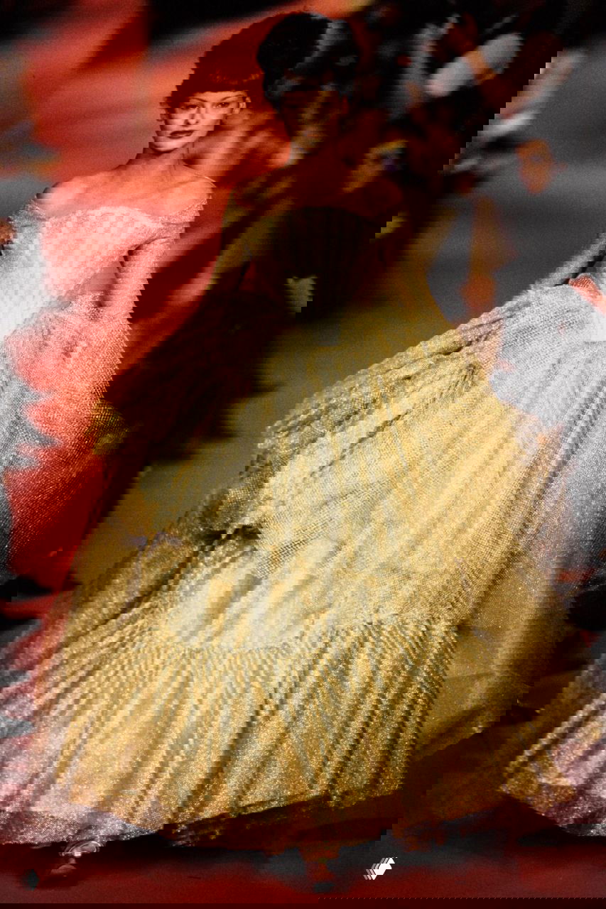 Модель в серебристом платье с пышной юбкой и крупным воротником идёт по подиуму Vivienne Westwood, показ осень 1993, драматичный образ.