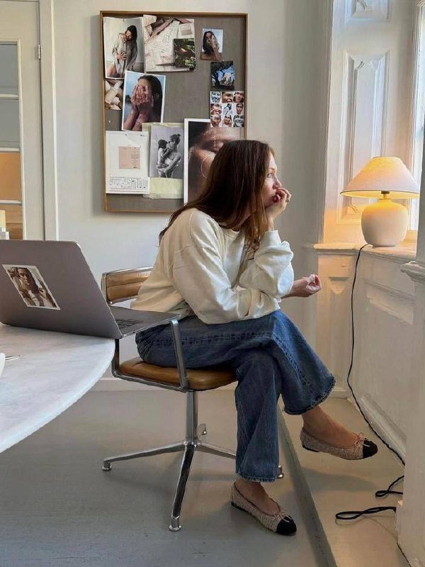 Деревянный стол с блокнотами, наклейками, ручками и ноутбуком — рабочие принадлежности для планирования и заметок.