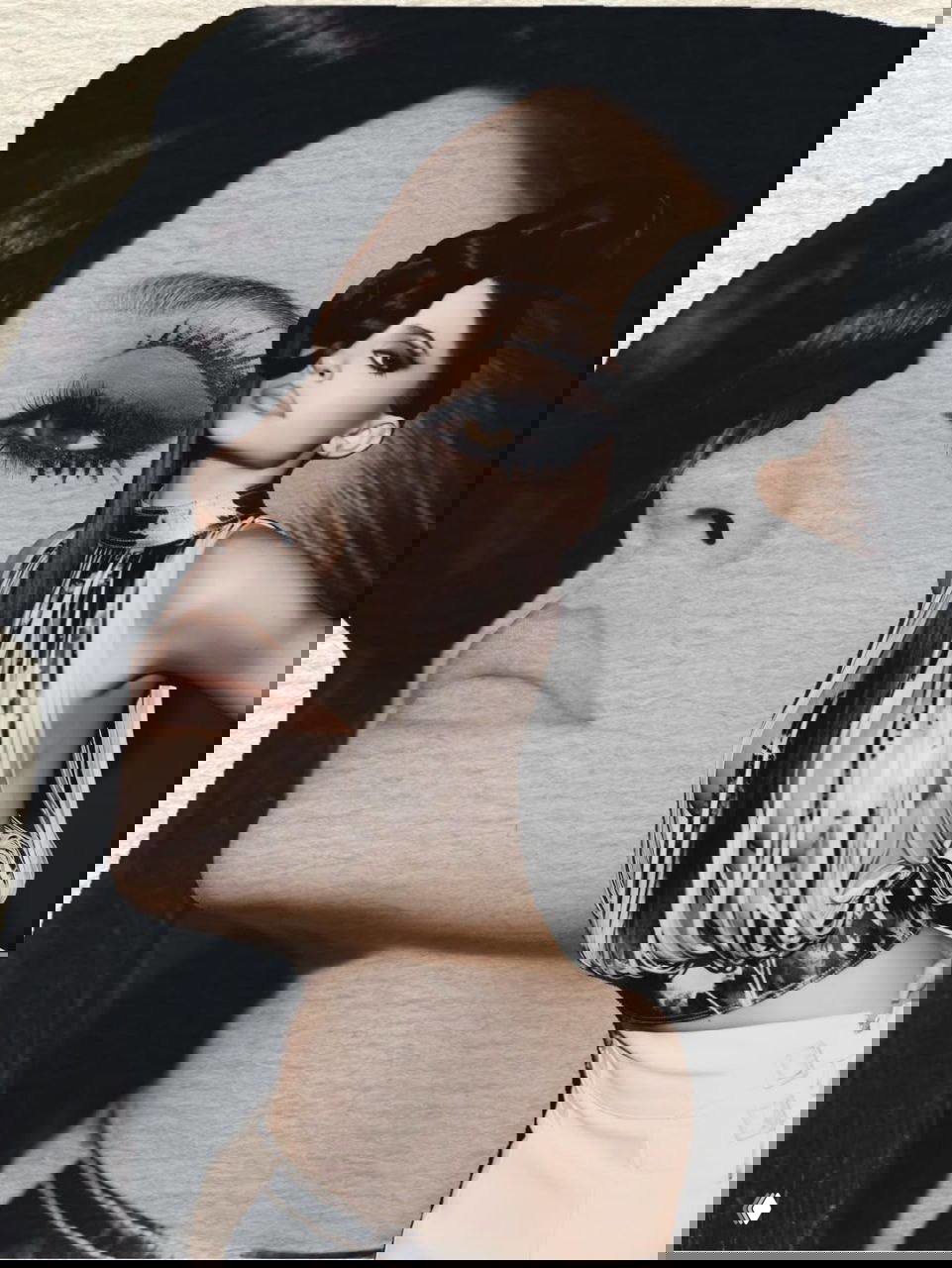 Коллажный кадр с наложением крупных портретных элементов и силуэта модели в платье с бахромой, мягкие бежевые тона и тёмный фон.