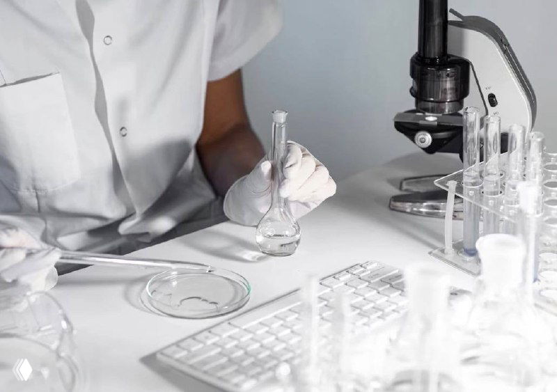 Микроскоп и лабораторное оборудование в светлой палитре: символ научной работы и исследований в онкологии, иллюстрация лабораторного процесса.