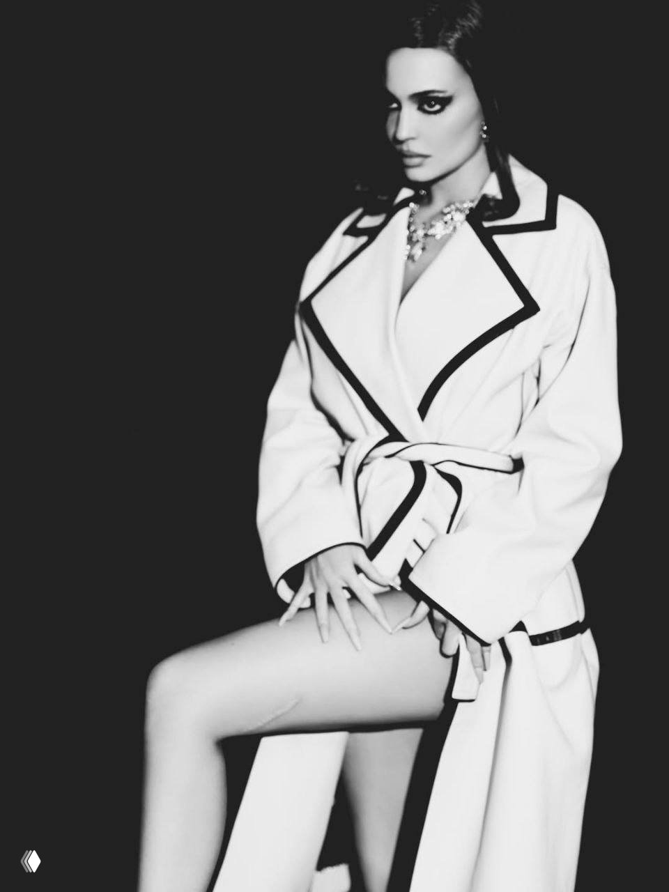 Двойная композиция: яркий крупный план лица на фоне и фигура модели в блестящем платье на переднем плане, стилизованный арт-образ.