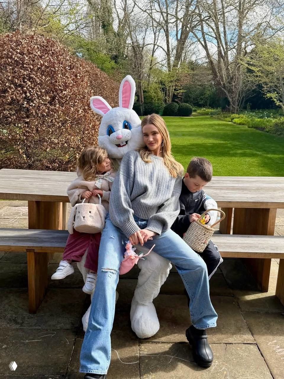 Праздничный альбом: как звёзды отметили Пасху