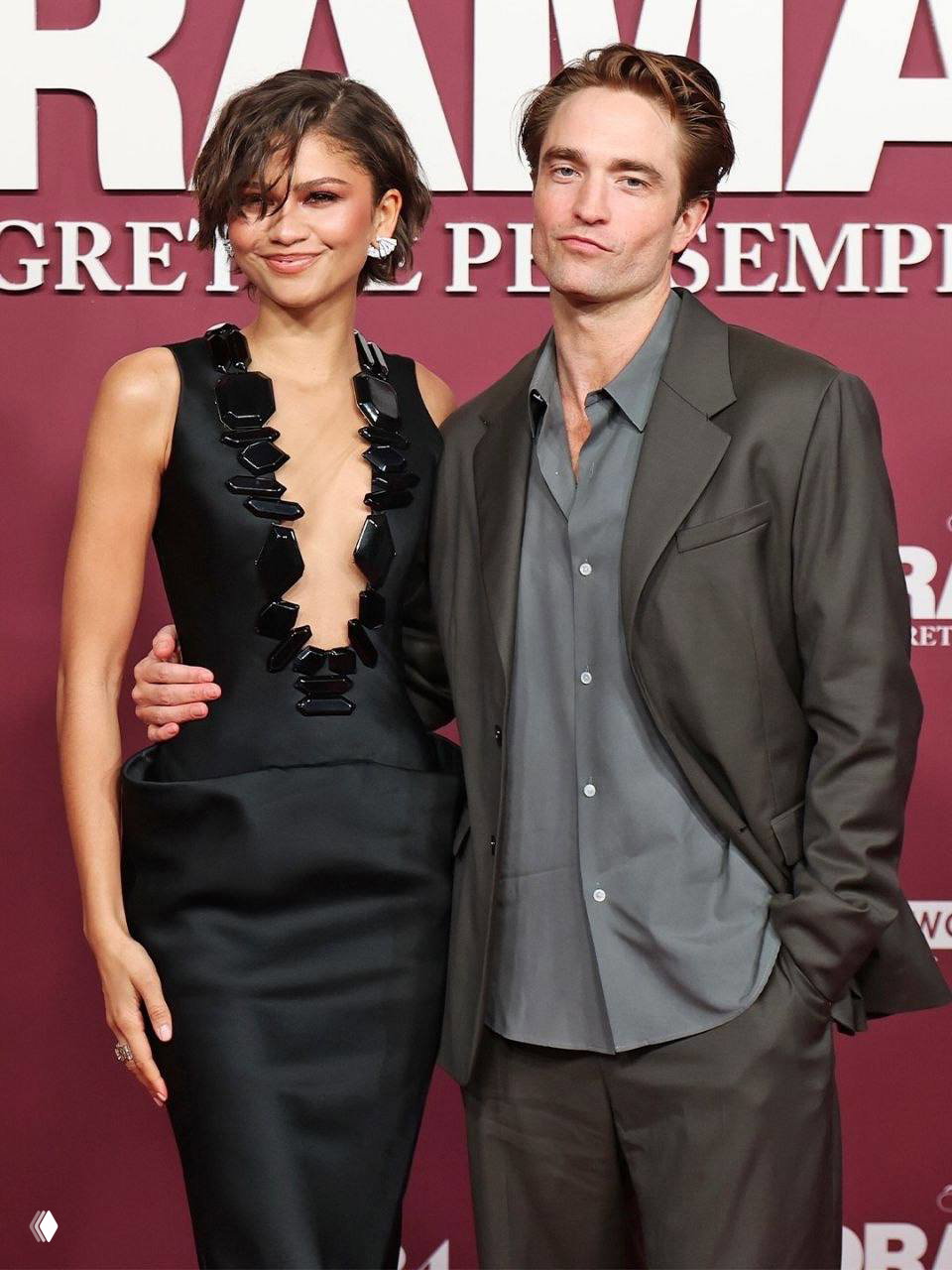 Зендея и Роберт Паттинсон вместе позируют на красной дорожке премьеры: она в чёрном платье Armani, он в сдержанном сером костюме.