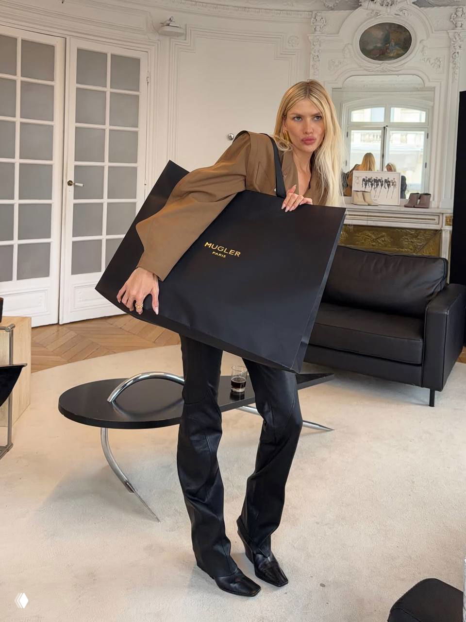 Лена Перминова в парижском интерьере с большой чёрной пакетом Mugler, образ в повседневной роскоши и интерьерная лепнина.