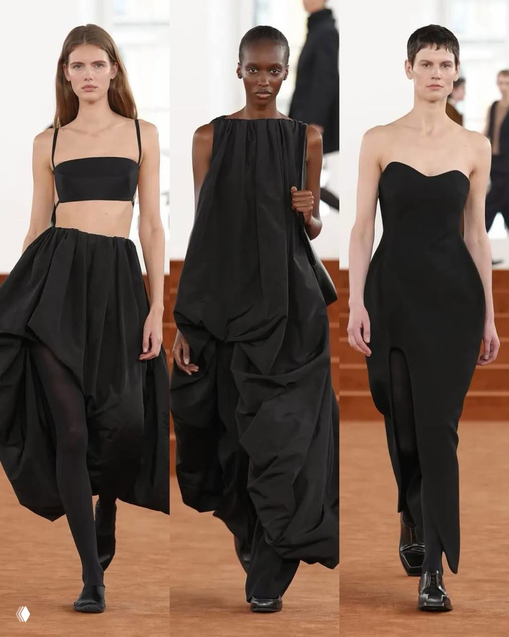 Черные и текстурные вечерние наряды Jil Sander: драматичные формы, драпировки и простая, но эффектная стилистика подиума.