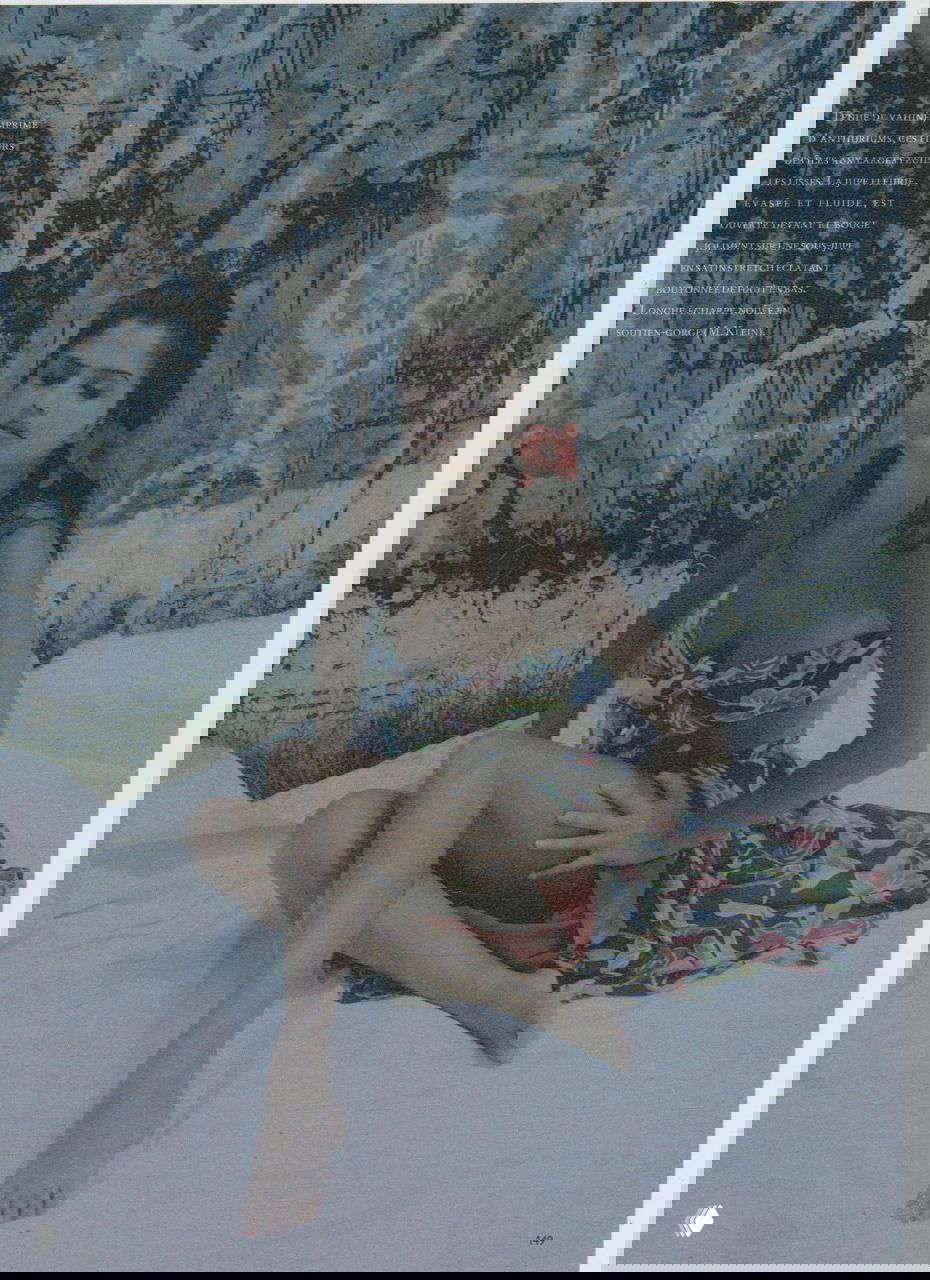 Хелена Кристенсен в лёгком летнем наряде и цветочном акценте, сдержанная тропическая палитра и журнальная композиция, кадр 1992 года.