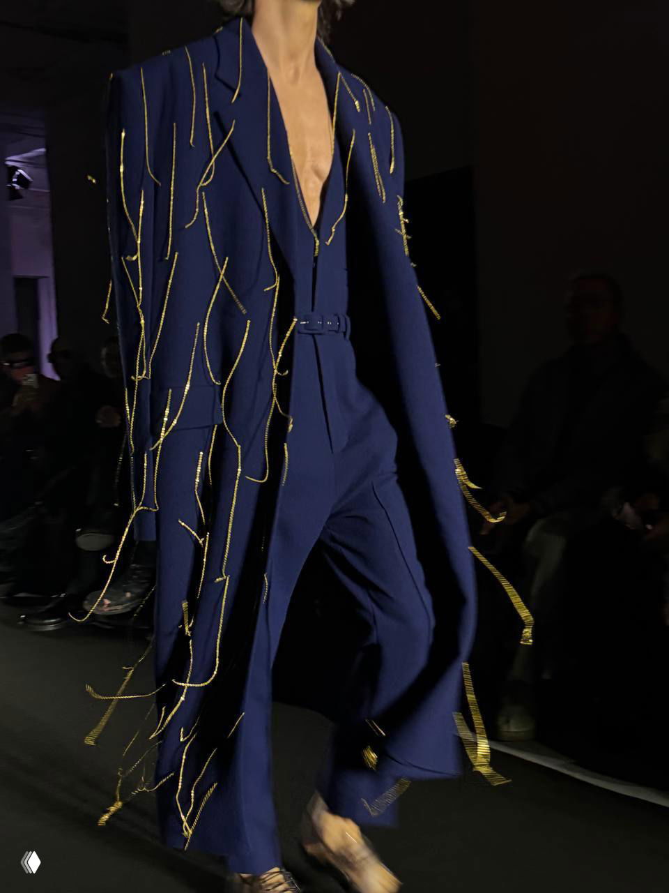 Силуэт в синем костюме с декоративными золотыми нитями и длинным жакетом — сочетание торжественности и дерзости на шоу Viva Vox.