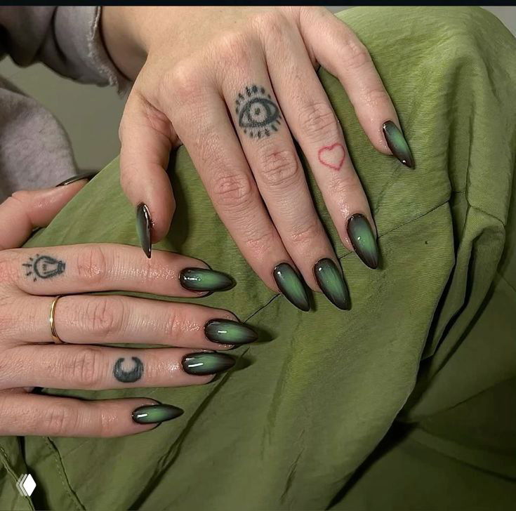 Руки с миндалевидными ногтями в зелёном перламутровом градиенте, видны небольшие татуировки на пальцах; фото из подборки маникюра.