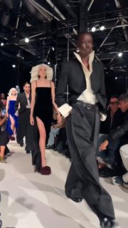 Кадр с финального дефиле Givenchy: модели в движении, контраст тканей и световой режиссуры — видеопревью с показа. Фото Marie Claire.