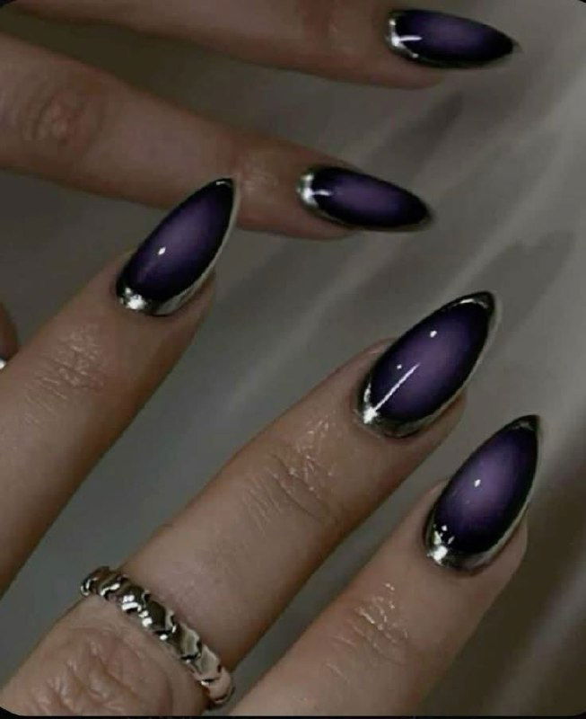 Крупный план миндалевидных ногтей с фиолетовым омбре и зеркальной серебристой окантовкой — детализация покрытия и блеска, фото из подборки.